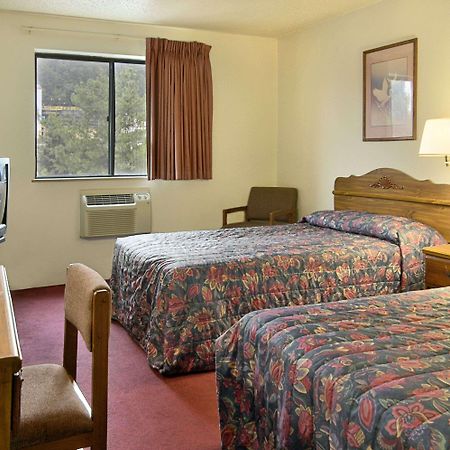 Hotel Super 8 Butler Pokoj fotografie