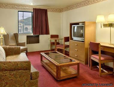 Hotel Super 8 Butler Exteriér fotografie