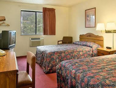 Hotel Super 8 Butler Exteriér fotografie